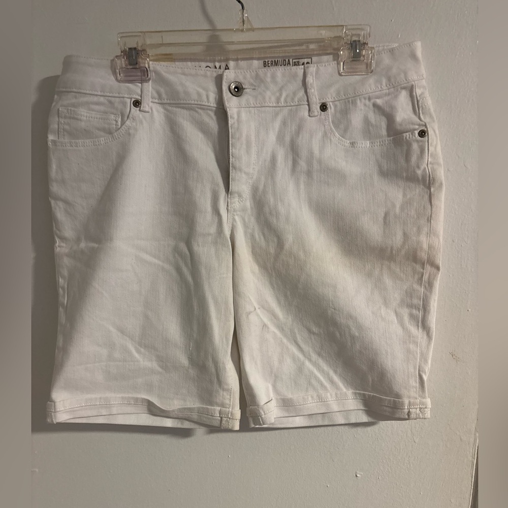 Women’s White Mid Rise Stretch Bermuda Denim Shorts Size 10 Small Stain
(1016)